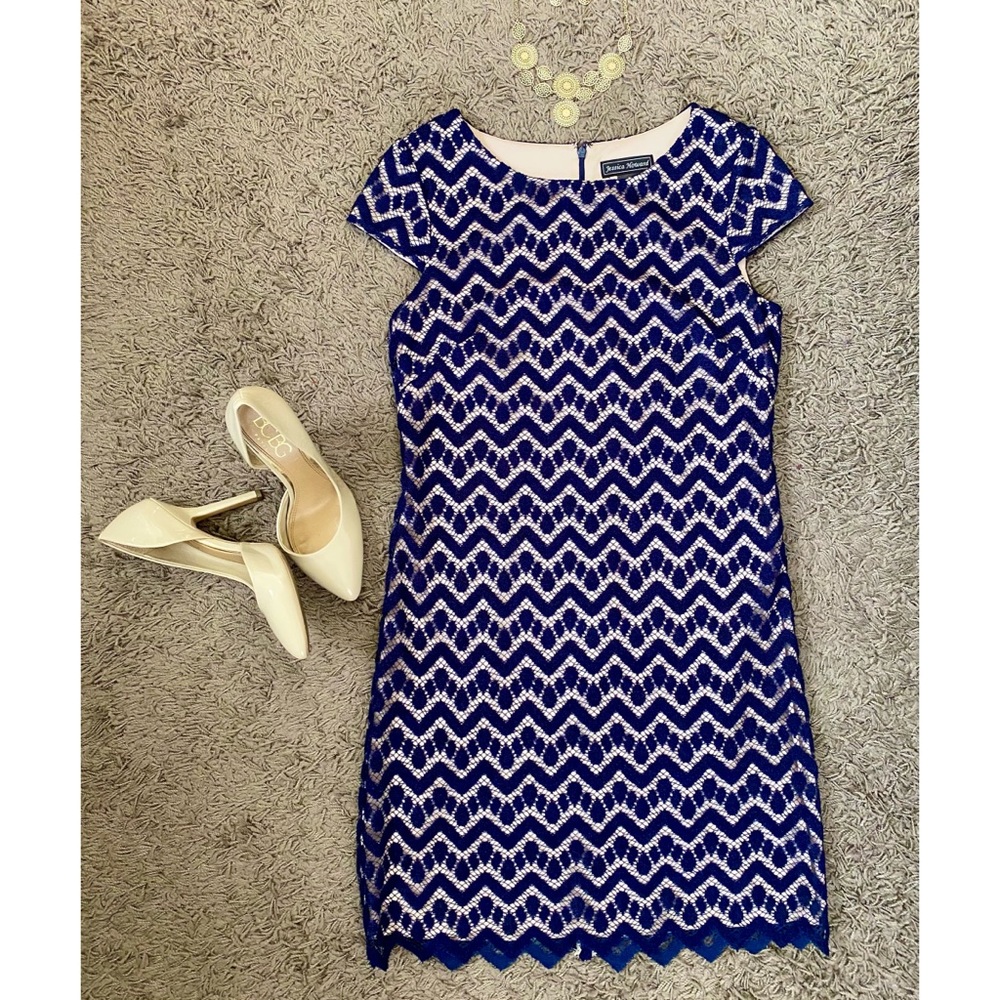 Jessica Howard
Scalloped-Hem Lace Shift Dress